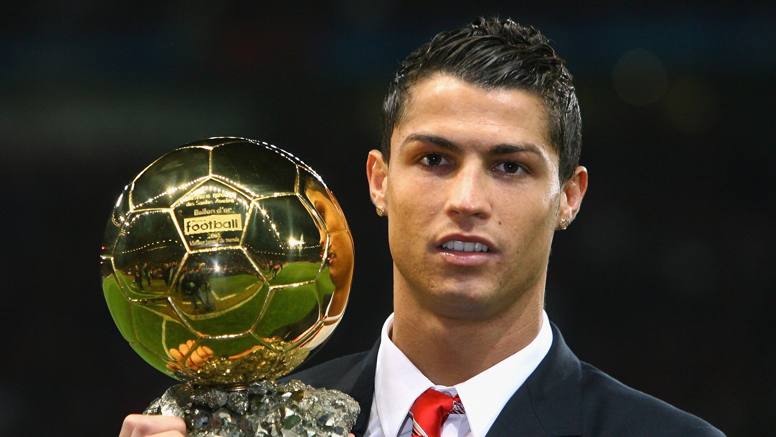 梅西第八次捧起金球奖 阿根廷巨星再创足坛历史